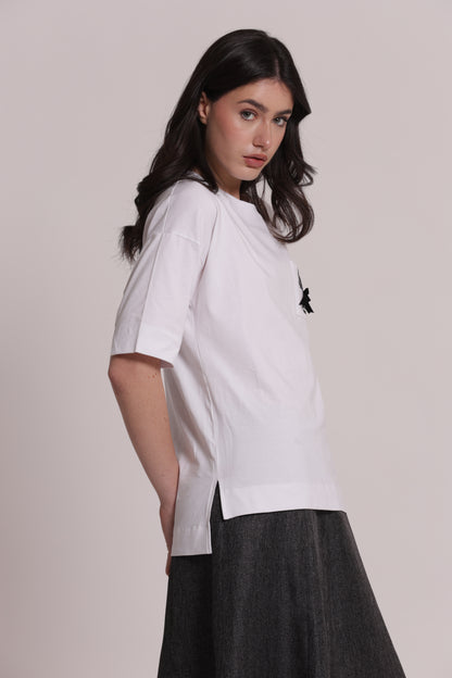 T-SHIRT CON TASCHINO E GATTO STRASS