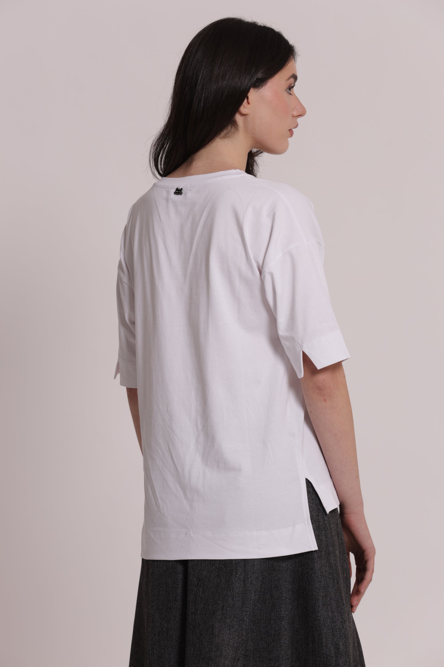T-SHIRT CON TASCHINO E GATTO STRASS
