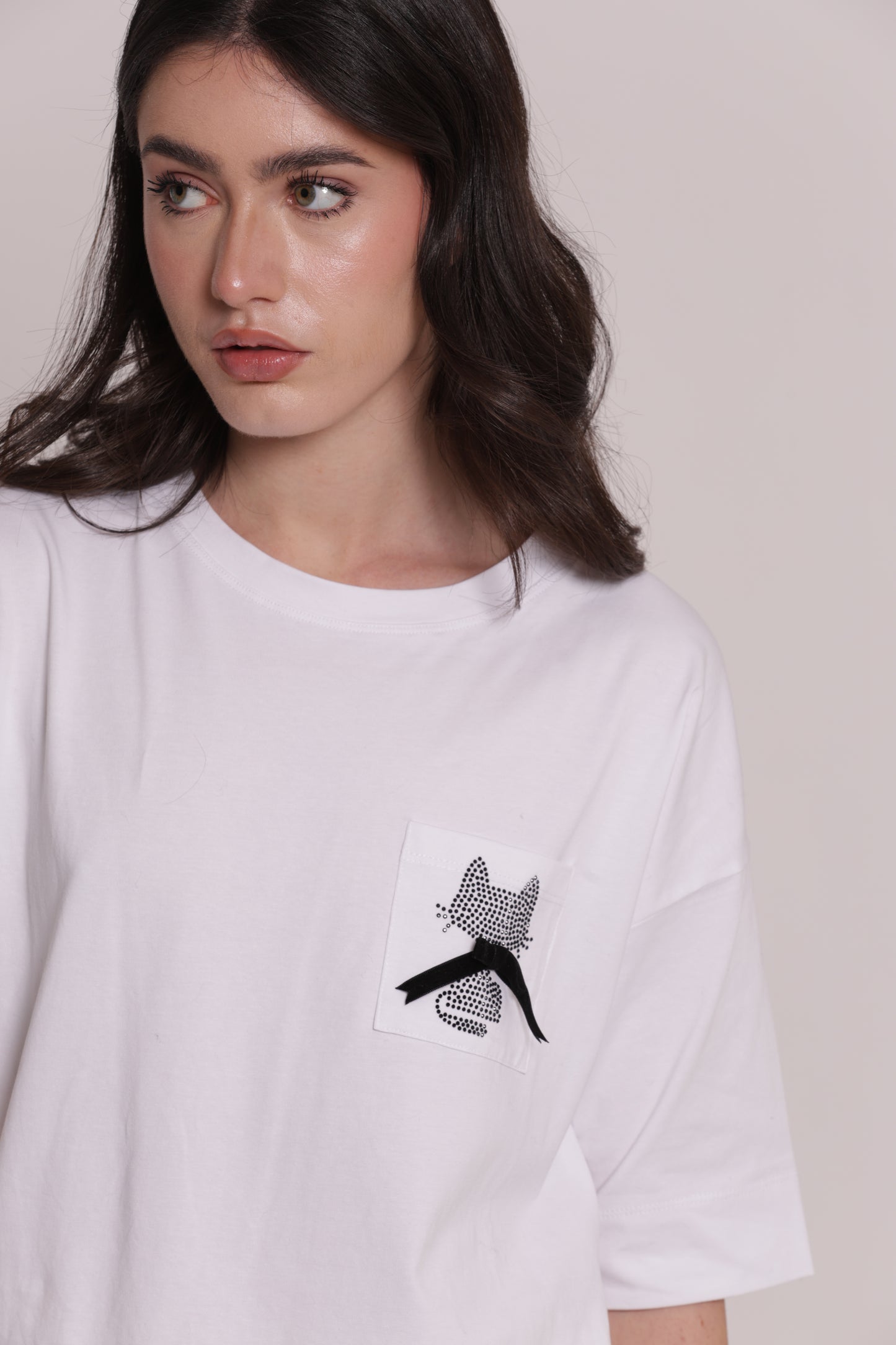 T-SHIRT CON TASCHINO E GATTO STRASS