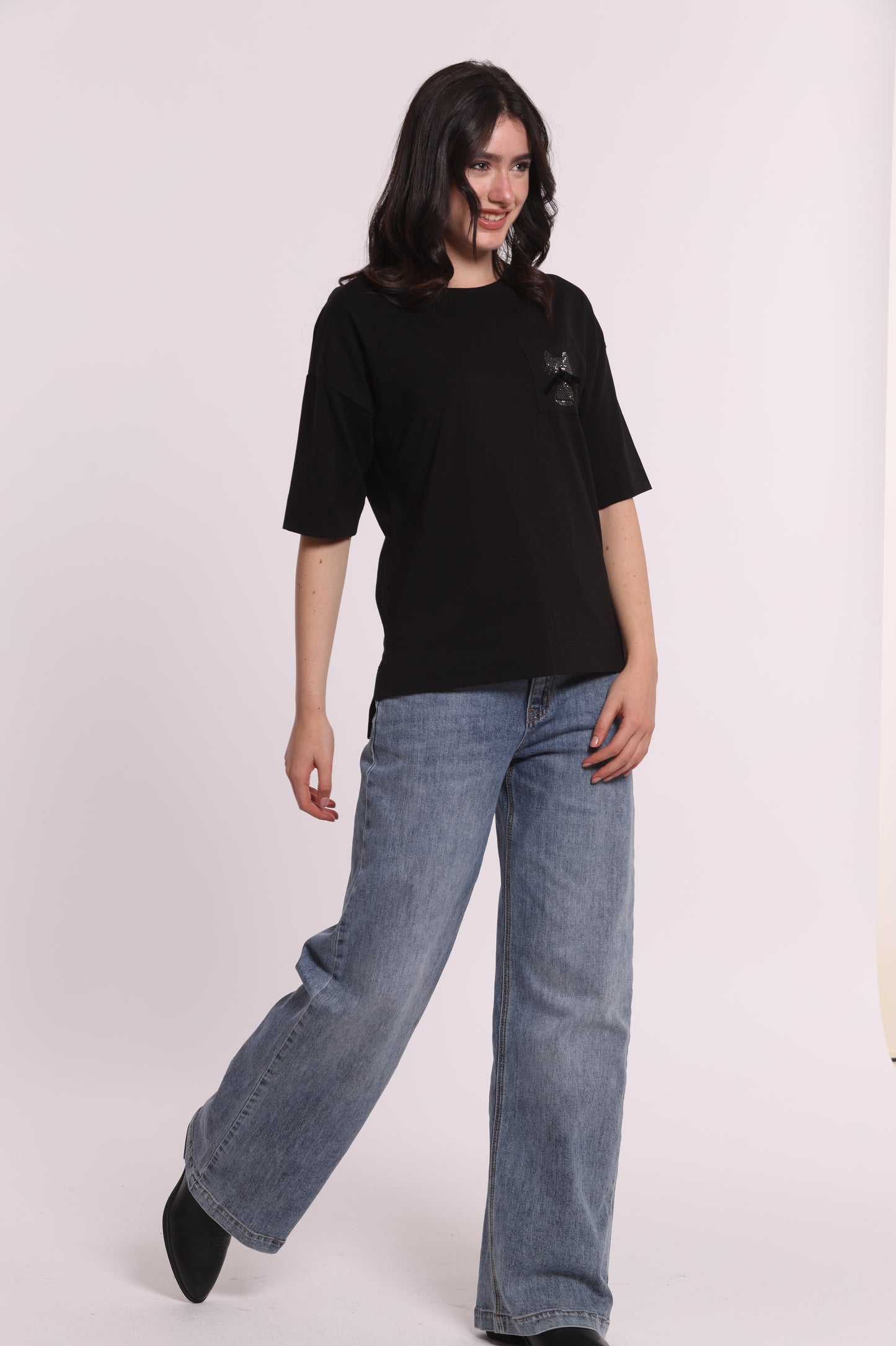 T-SHIRT CON TASCHINO E GATTO STRASS