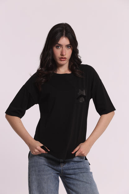 T-SHIRT CON TASCHINO E GATTO STRASS