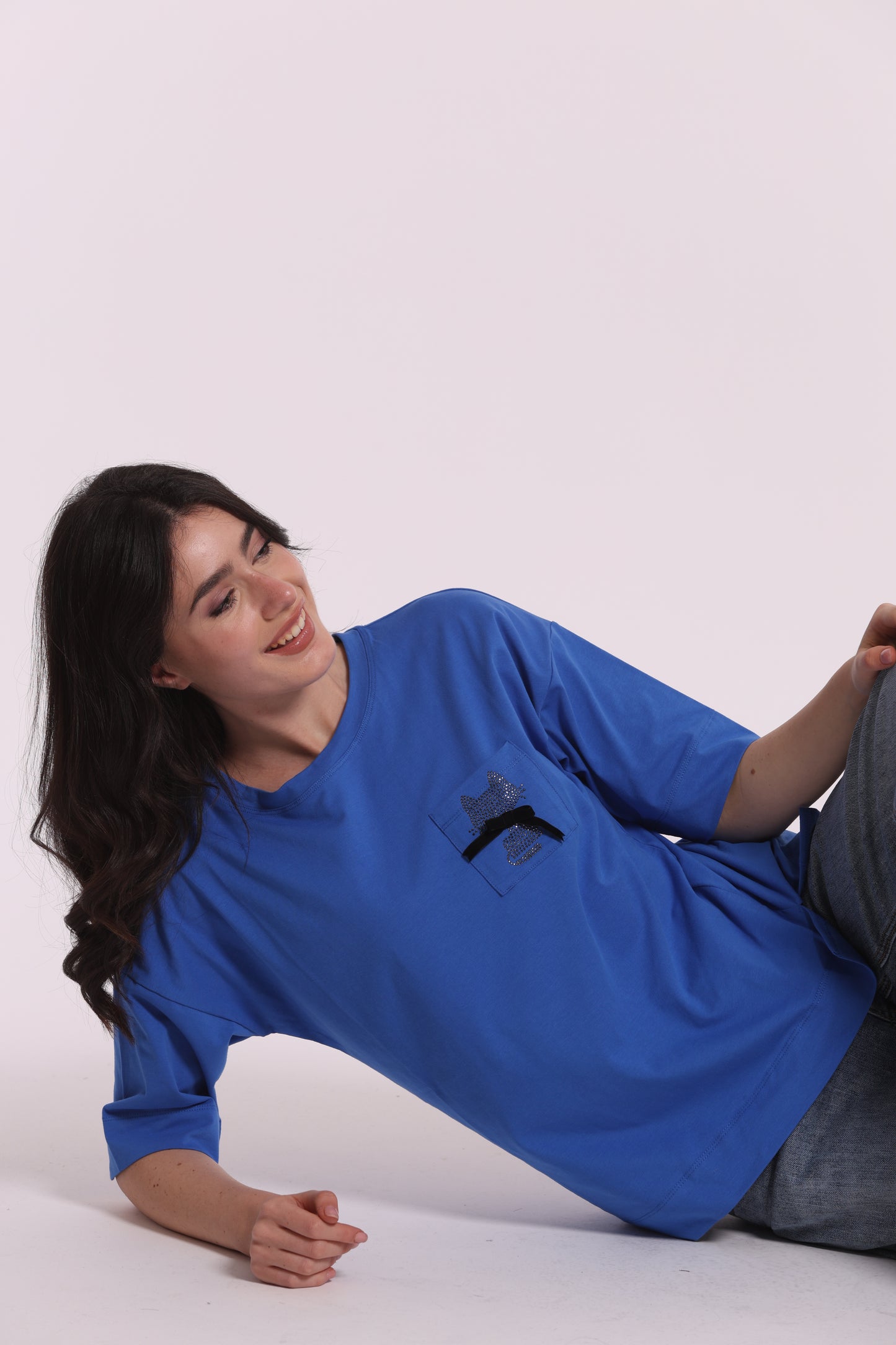 T-SHIRT CON TASCHINO E GATTO STRASS