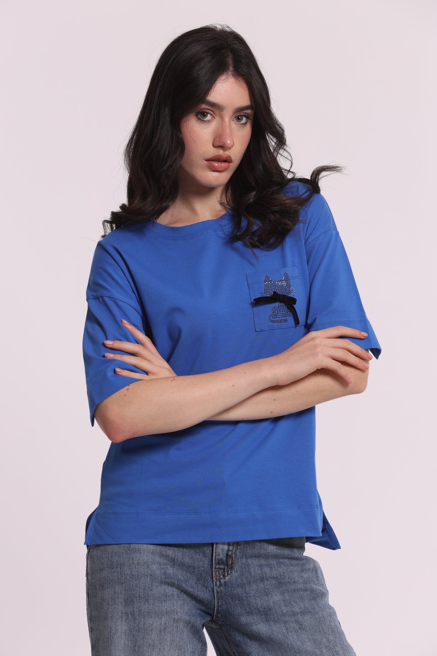 T-SHIRT CON TASCHINO E GATTO STRASS