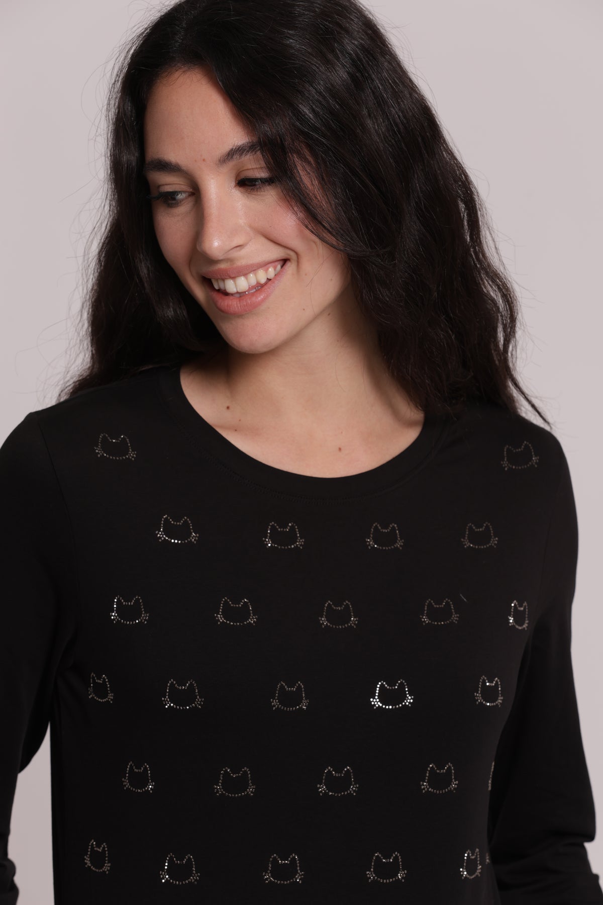 T-SHIRT MANICHE LUNGHE CON SCOLLO A V E GATTI STRASS