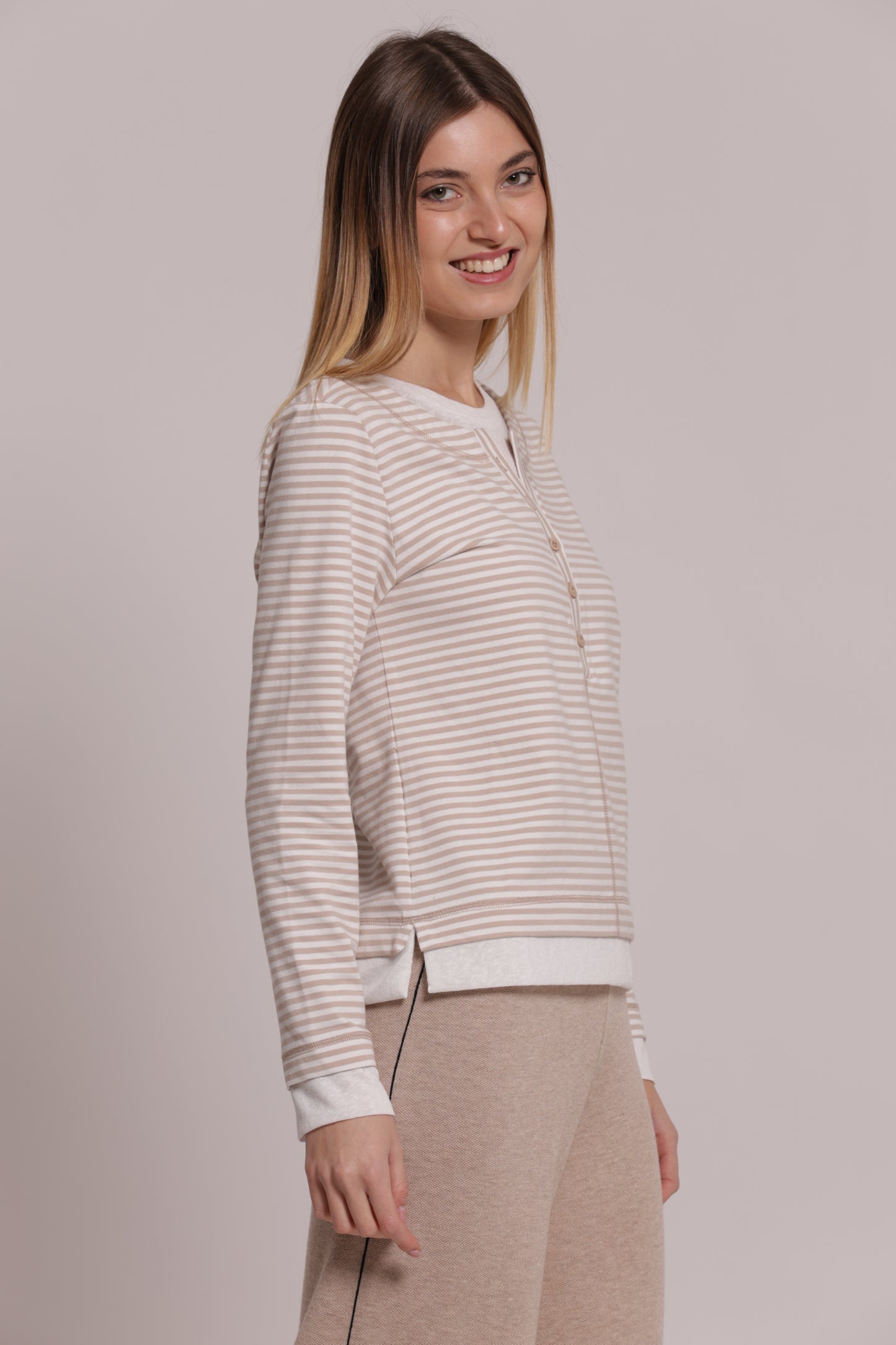 T-SHIRT DOPPIA MANICHE LUNGHE CON RIGHE E BOTTONI