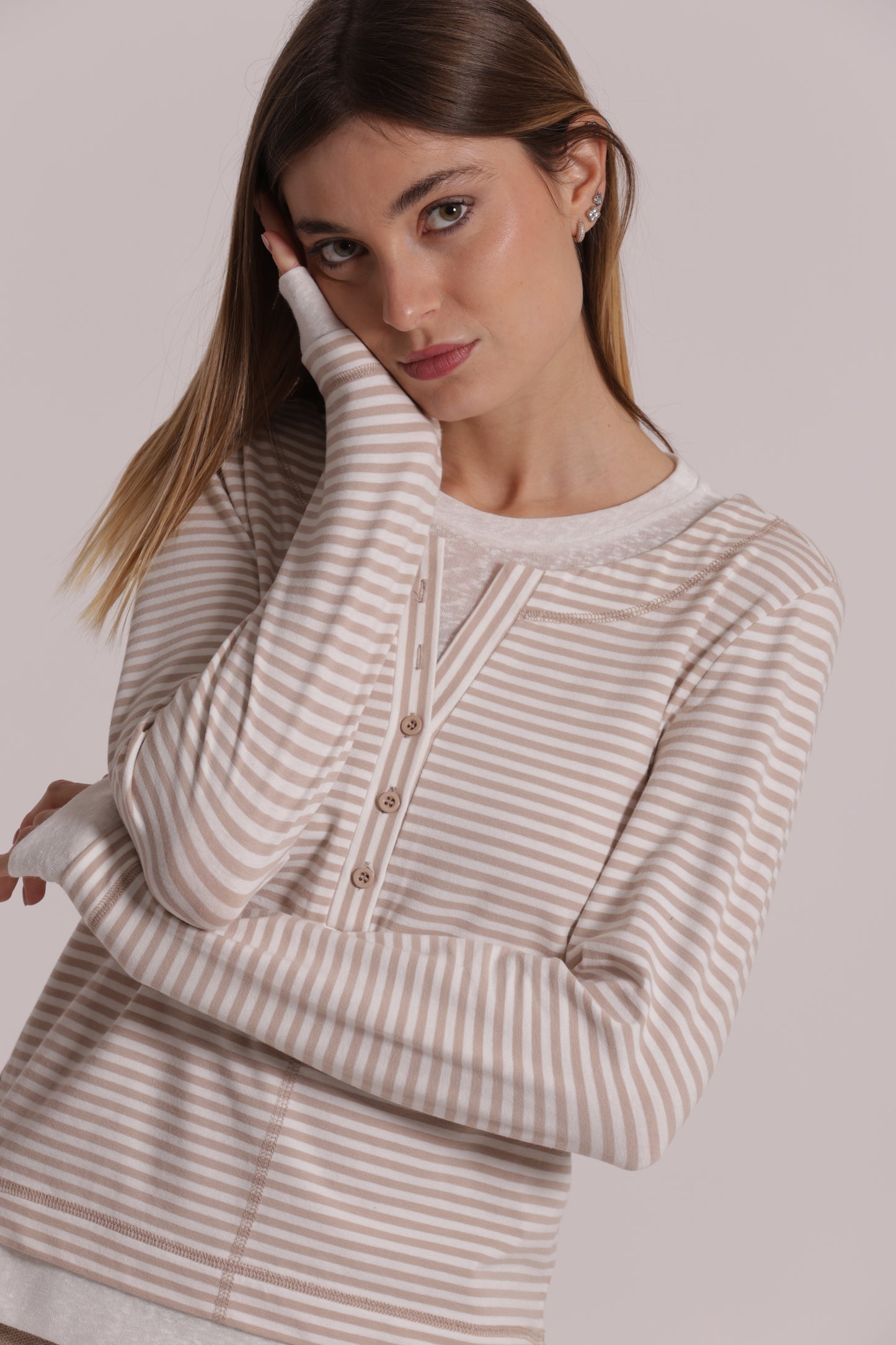 T-SHIRT DOPPIA MANICHE LUNGHE CON RIGHE E BOTTONI