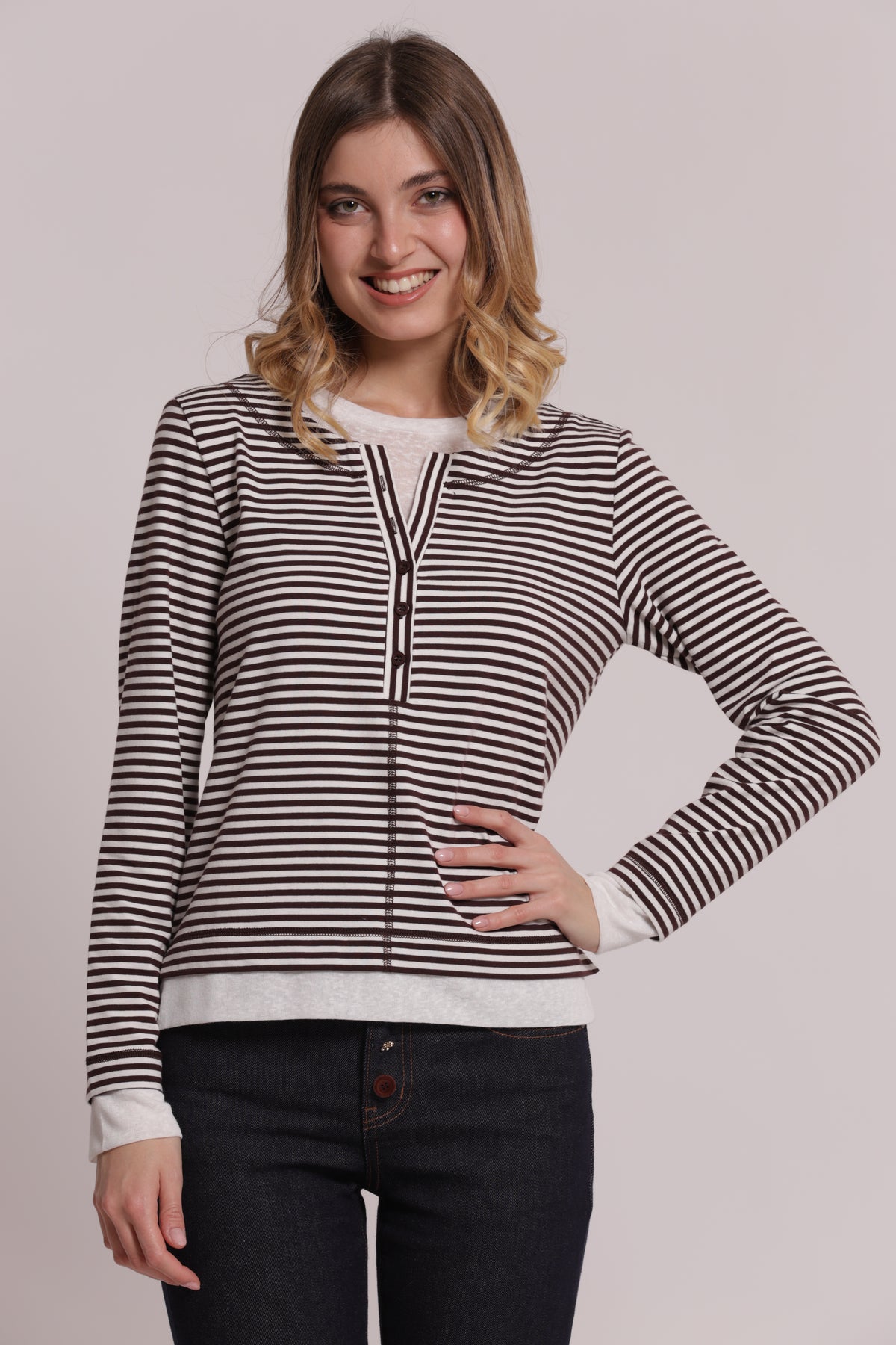 T-SHIRT DOPPIA MANICHE LUNGHE CON RIGHE E BOTTONI