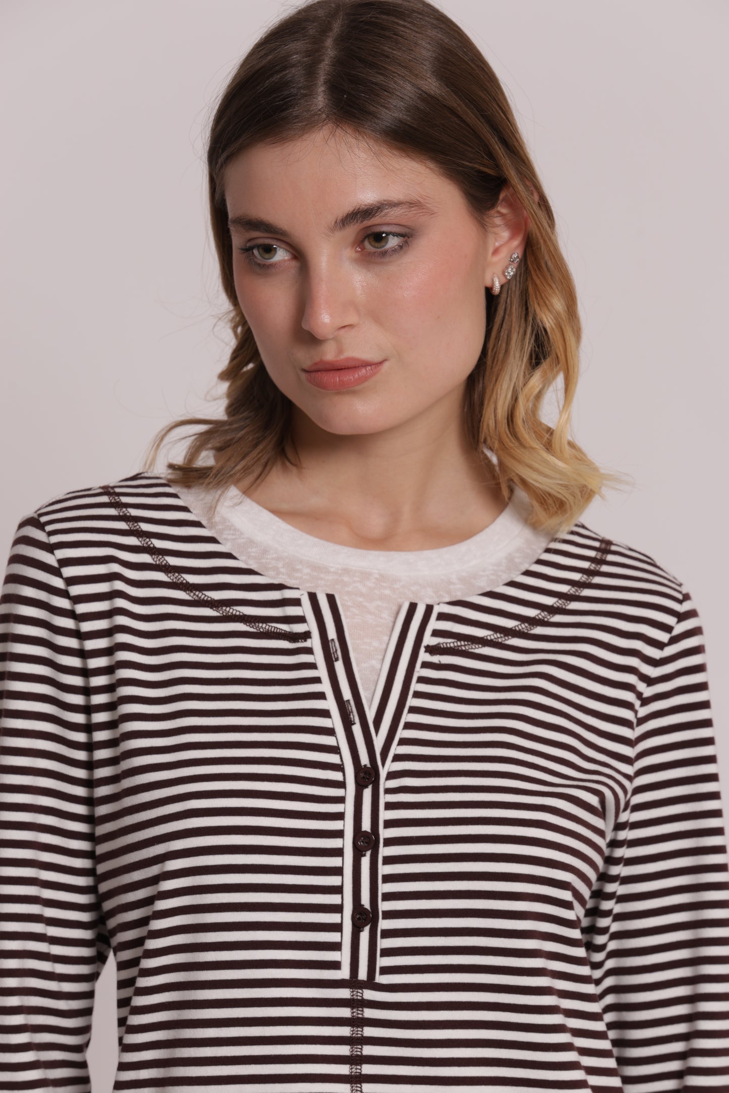 T-SHIRT DOPPIA MANICHE LUNGHE CON RIGHE E BOTTONI