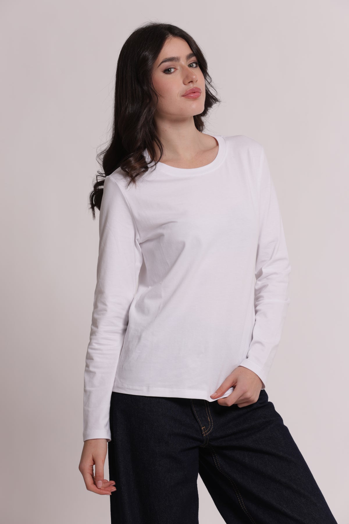 T-SHIRT MANICHE LUNGHE CON RICAMO DIETRO