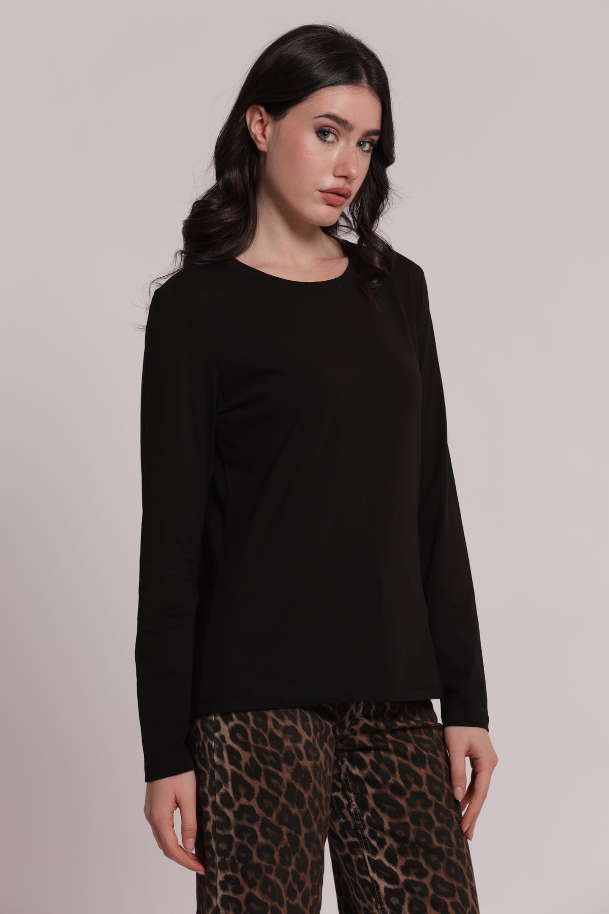 T-SHIRT MANICHE LUNGHE CON RICAMO DIETRO