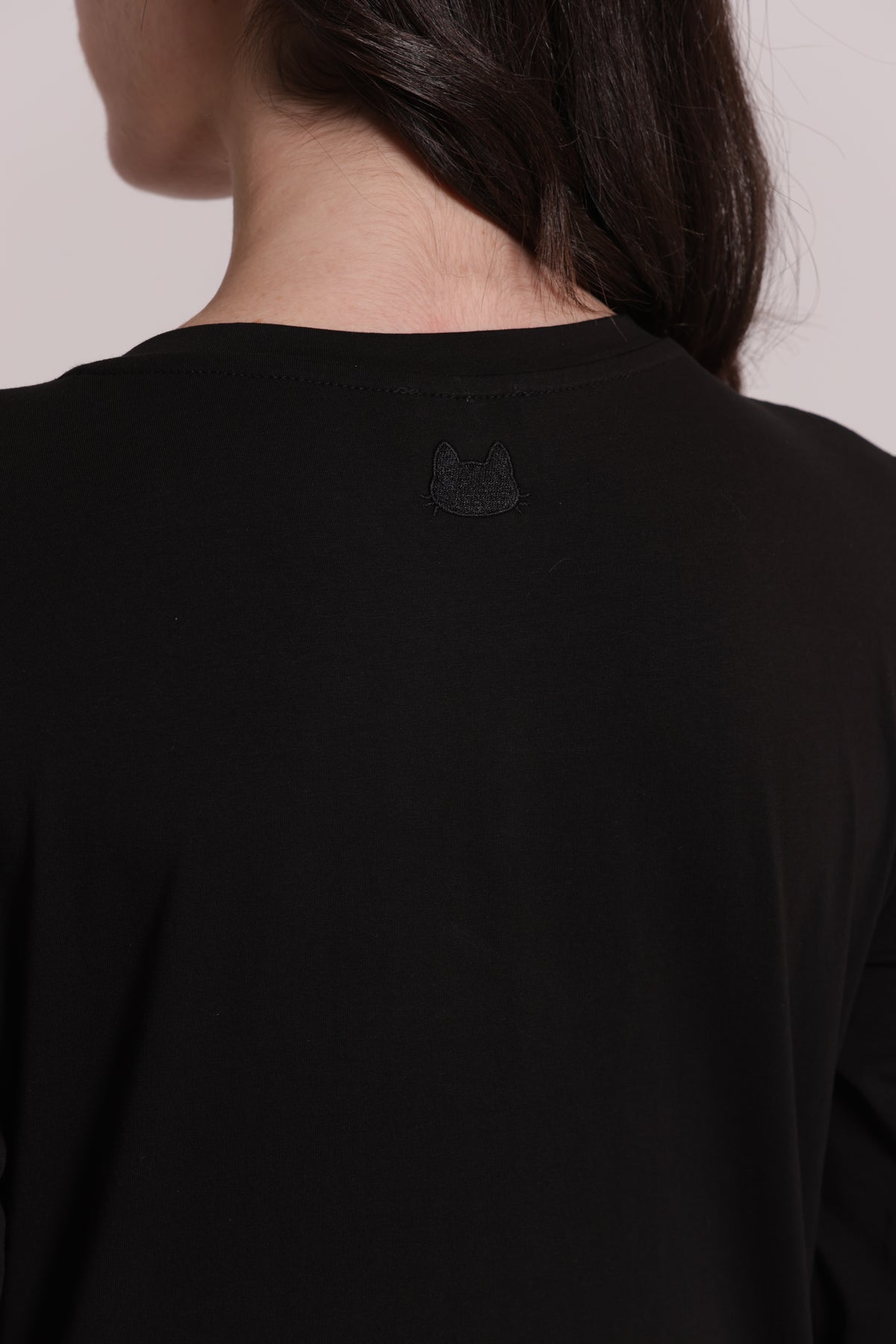 T-SHIRT MANICHE LUNGHE CON RICAMO DIETRO