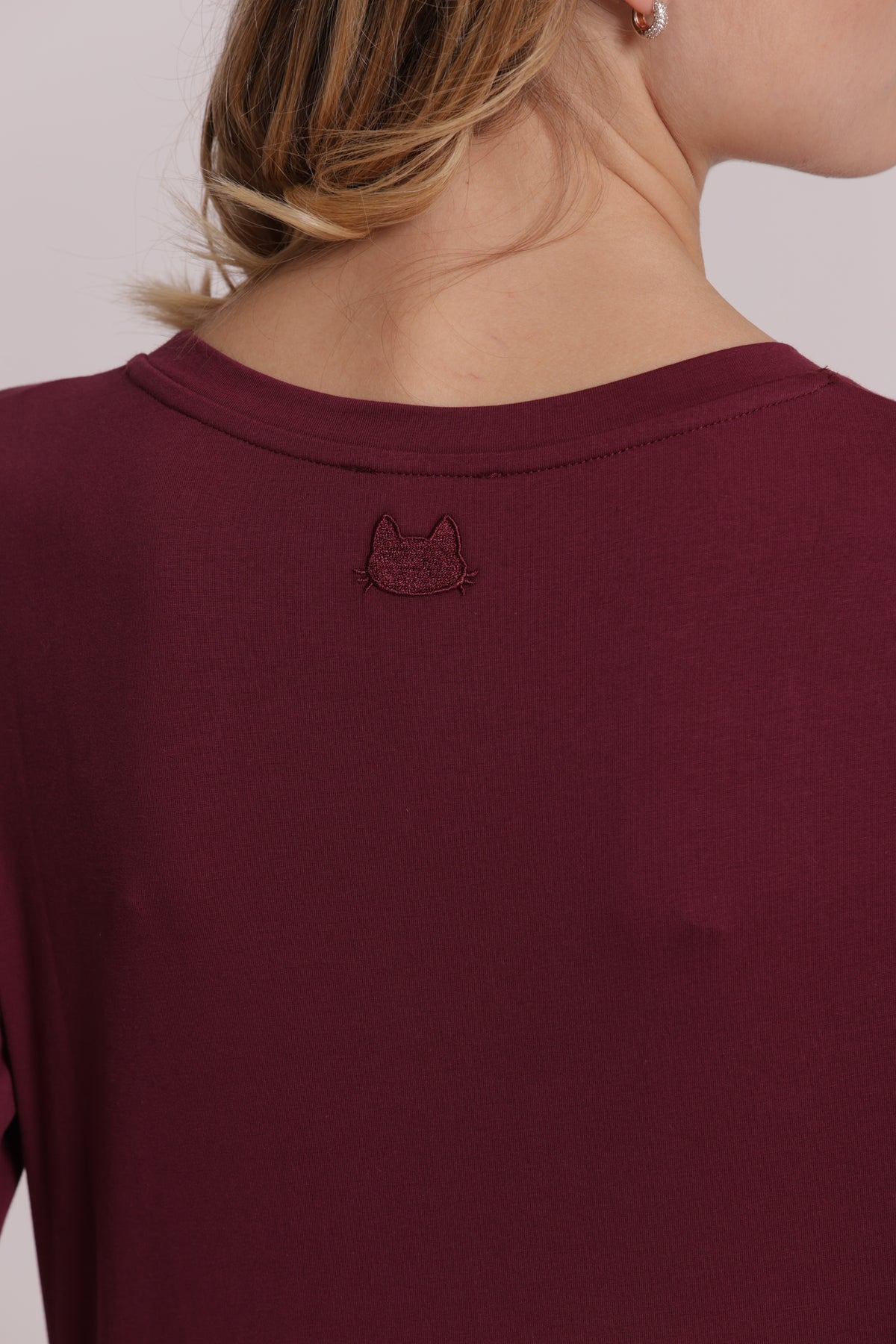 T-SHIRT MANICHE LUNGHE CON RICAMO DIETRO
