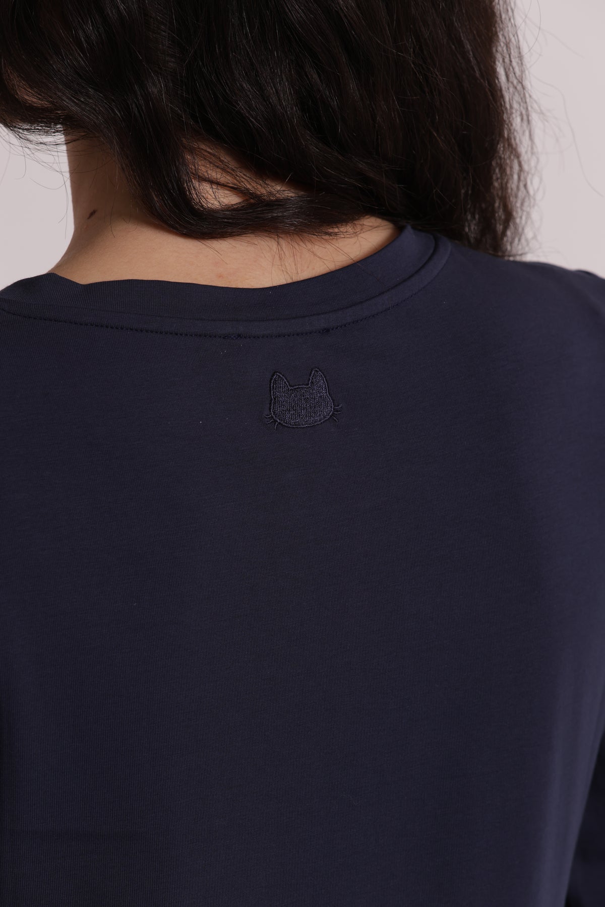 T-SHIRT MANICHE LUNGHE CON RICAMO DIETRO
