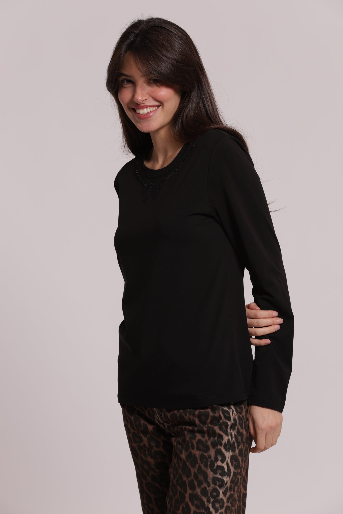 T-SHIRT MANICHE LUNGHE CON FIOCCO FRONTALE