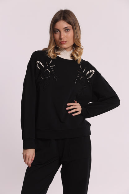 FELPA CON DETTAGLI TRAFORATI E STRASS