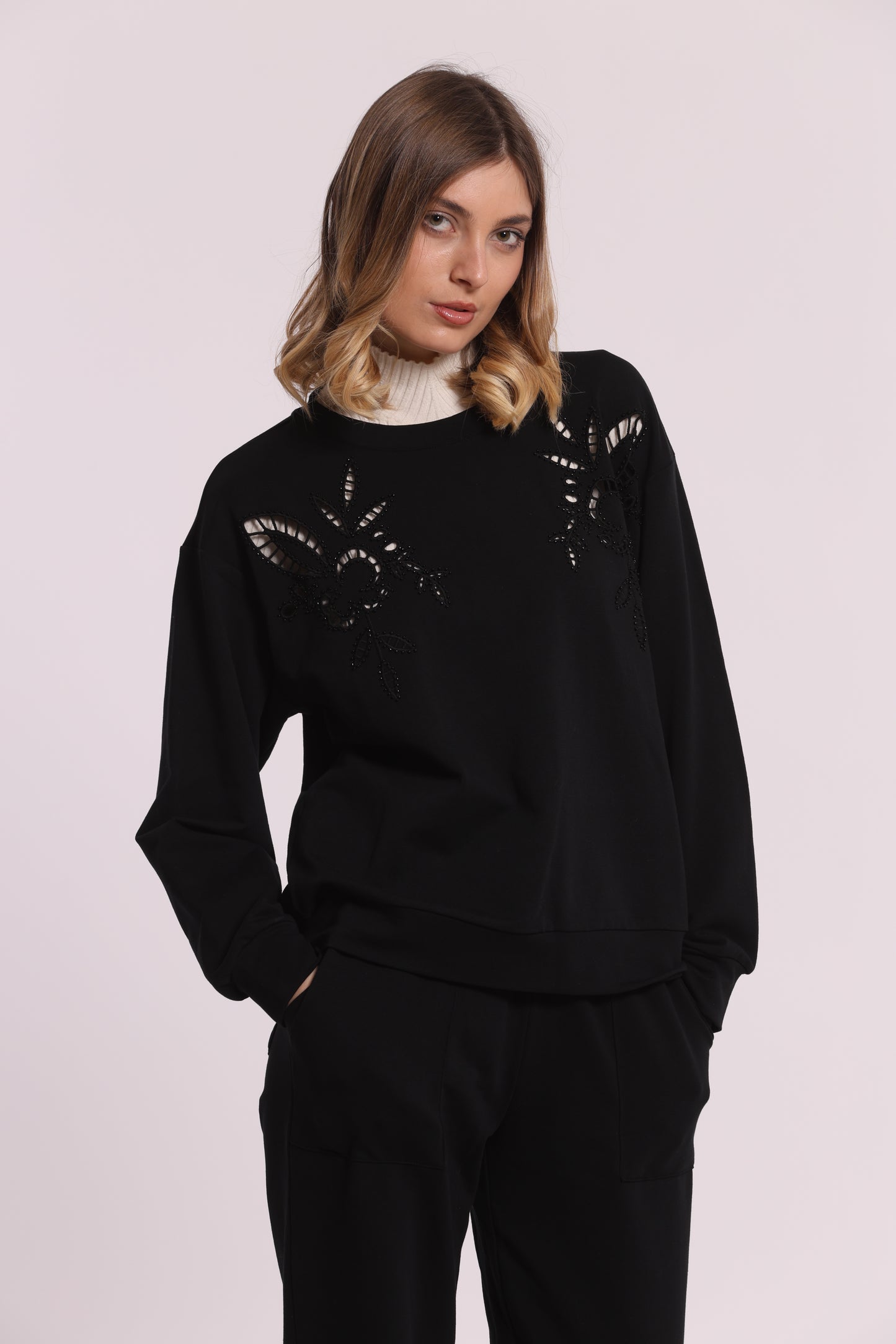 FELPA CON DETTAGLI TRAFORATI E STRASS
