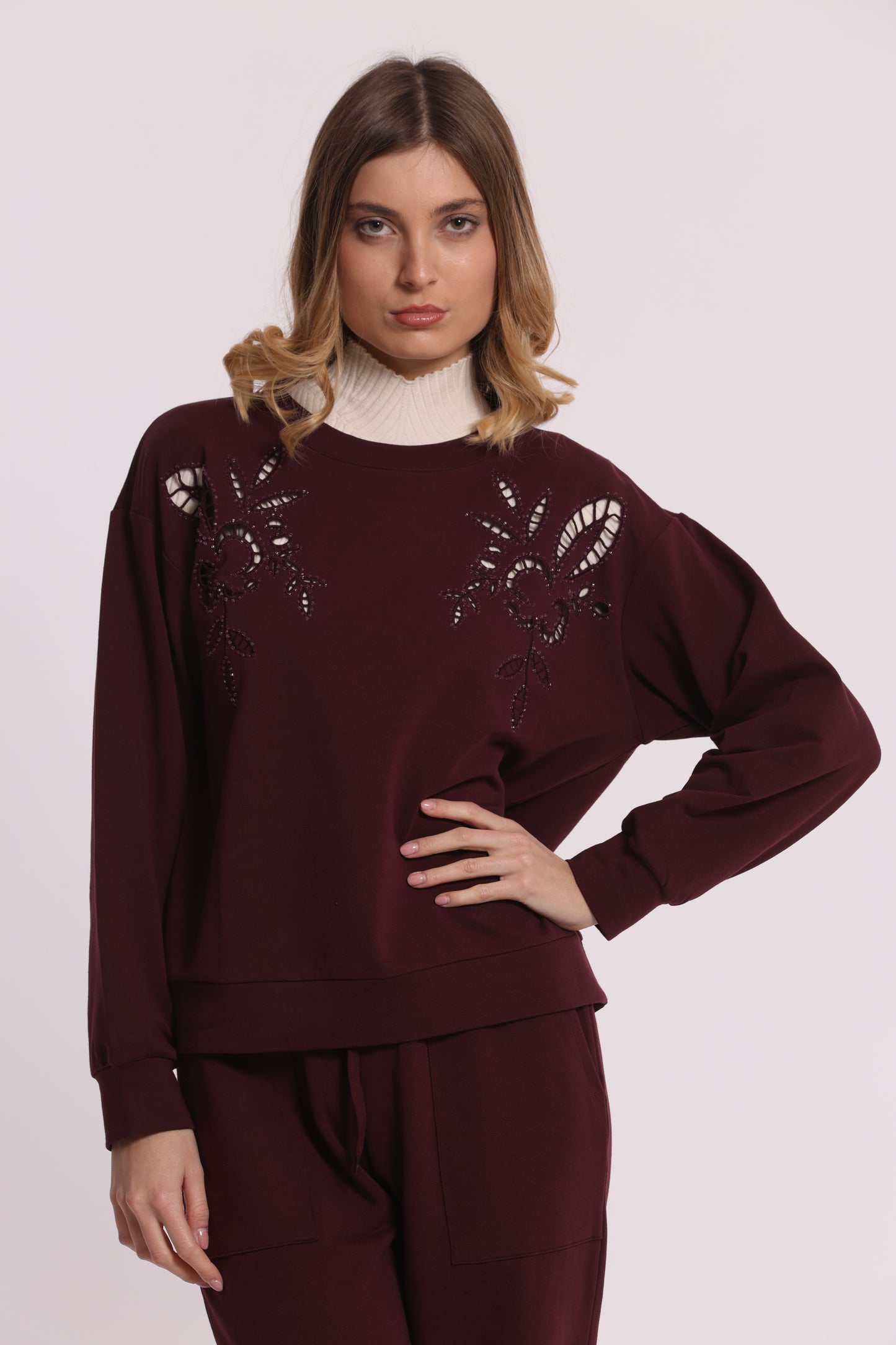 FELPA CON DETTAGLI TRAFORATI E STRASS