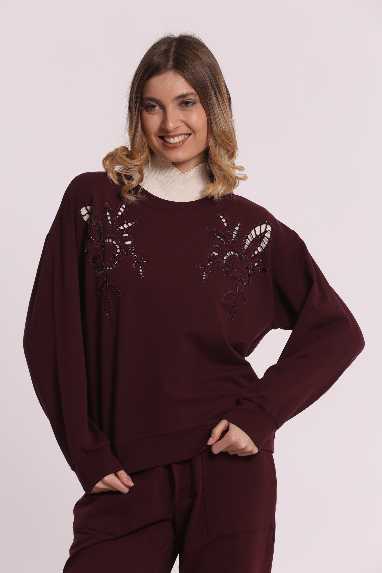 FELPA CON DETTAGLI TRAFORATI E STRASS
