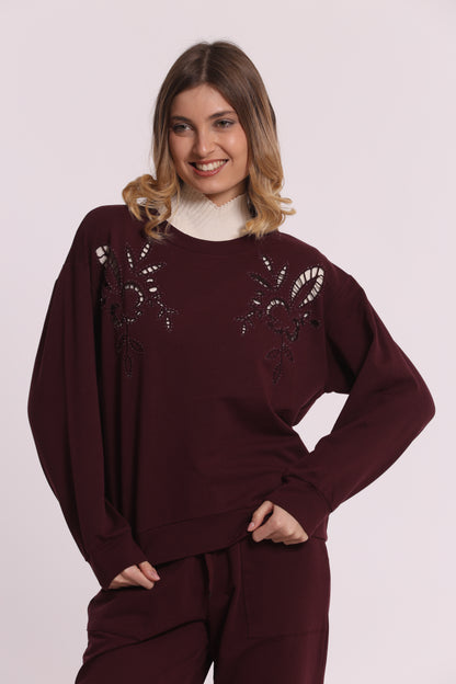 FELPA CON DETTAGLI TRAFORATI E STRASS