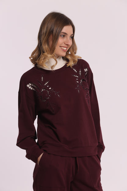 FELPA CON DETTAGLI TRAFORATI E STRASS