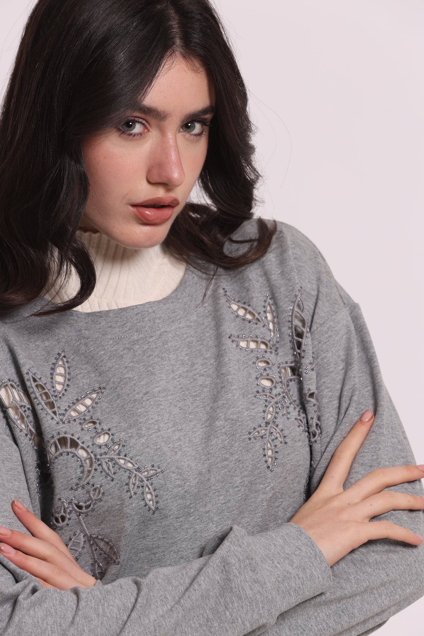 FELPA CON DETTAGLI TRAFORATI E STRASS