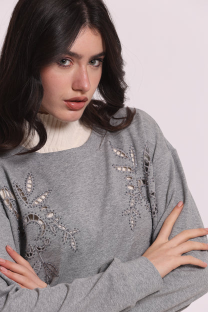 FELPA CON DETTAGLI TRAFORATI E STRASS