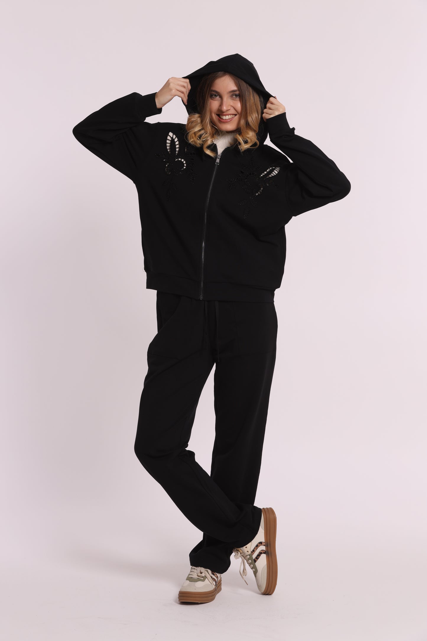 FELPA CON ZIP DETTAGLI TRAFORATI E STRASS