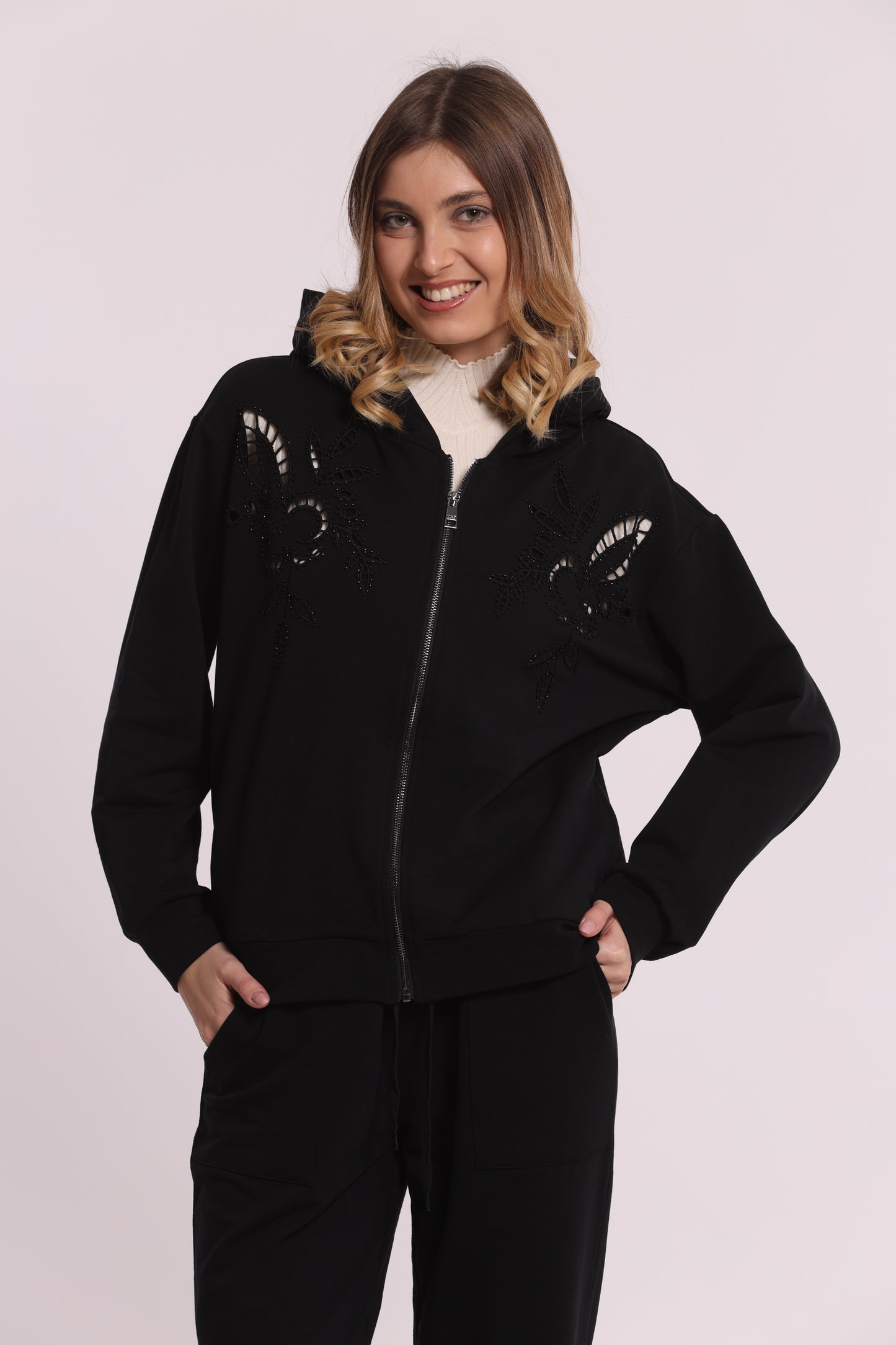 FELPA CON ZIP DETTAGLI TRAFORATI E STRASS
