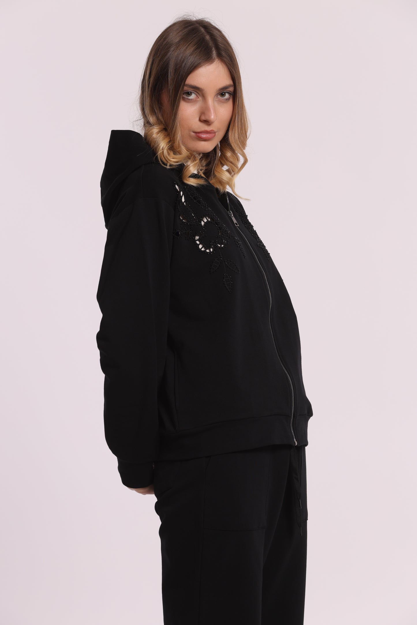 FELPA CON ZIP DETTAGLI TRAFORATI E STRASS