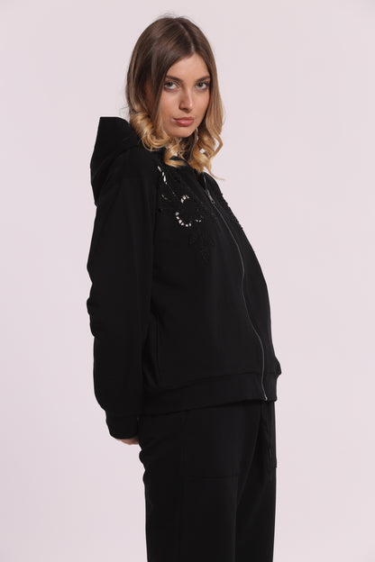 FELPA CON ZIP DETTAGLI TRAFORATI E STRASS