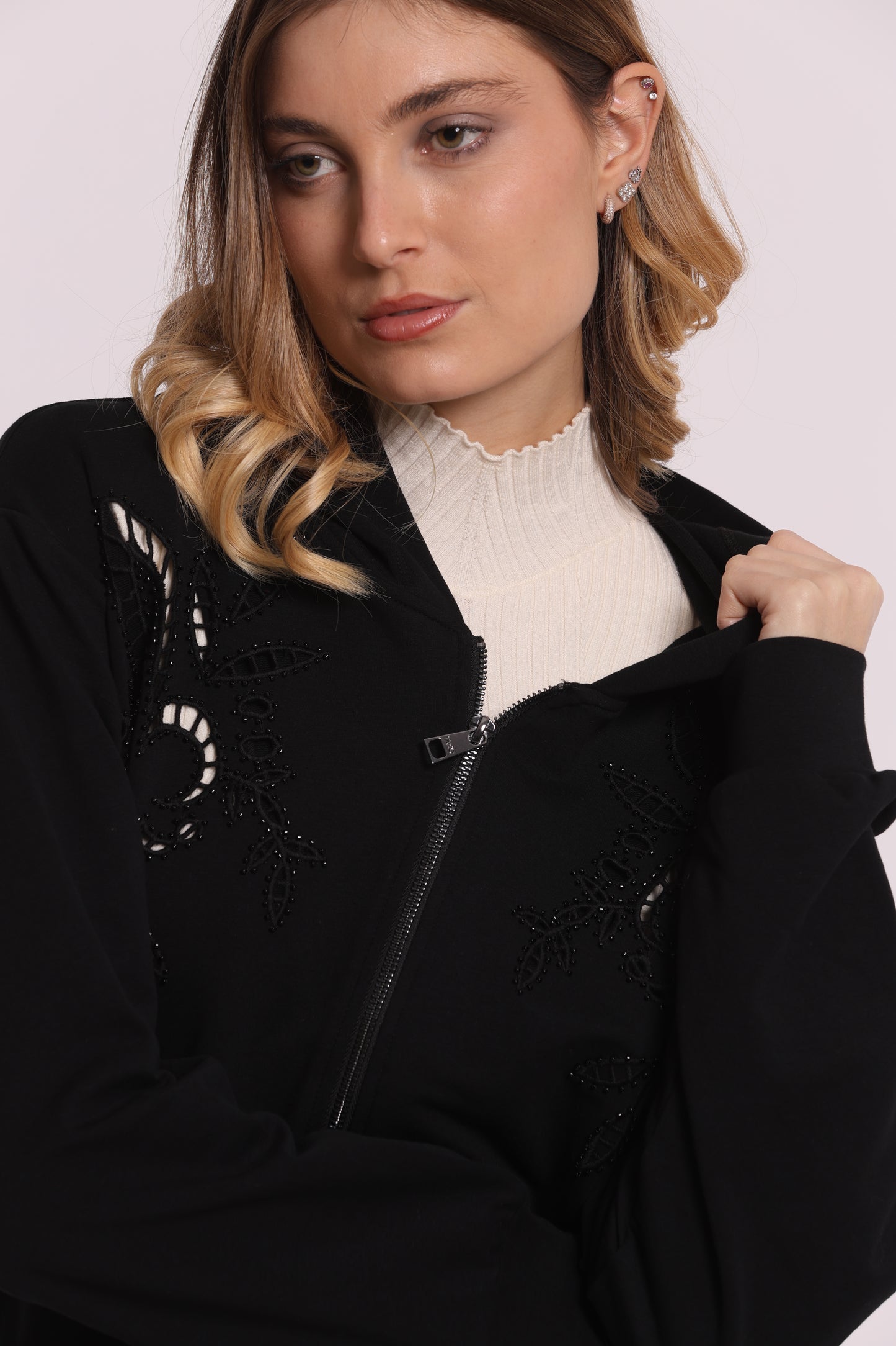 FELPA CON ZIP DETTAGLI TRAFORATI E STRASS