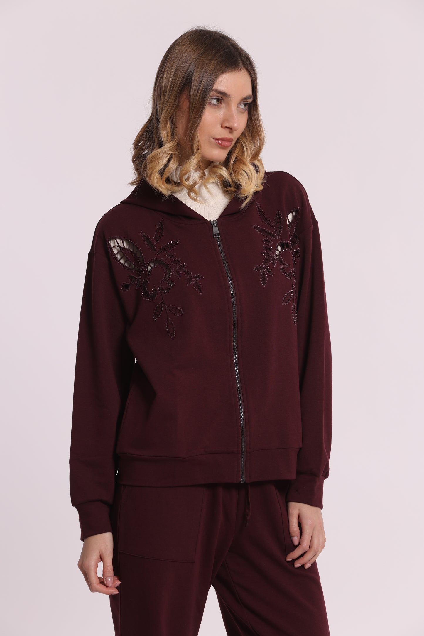 FELPA CON ZIP DETTAGLI TRAFORATI E STRASS