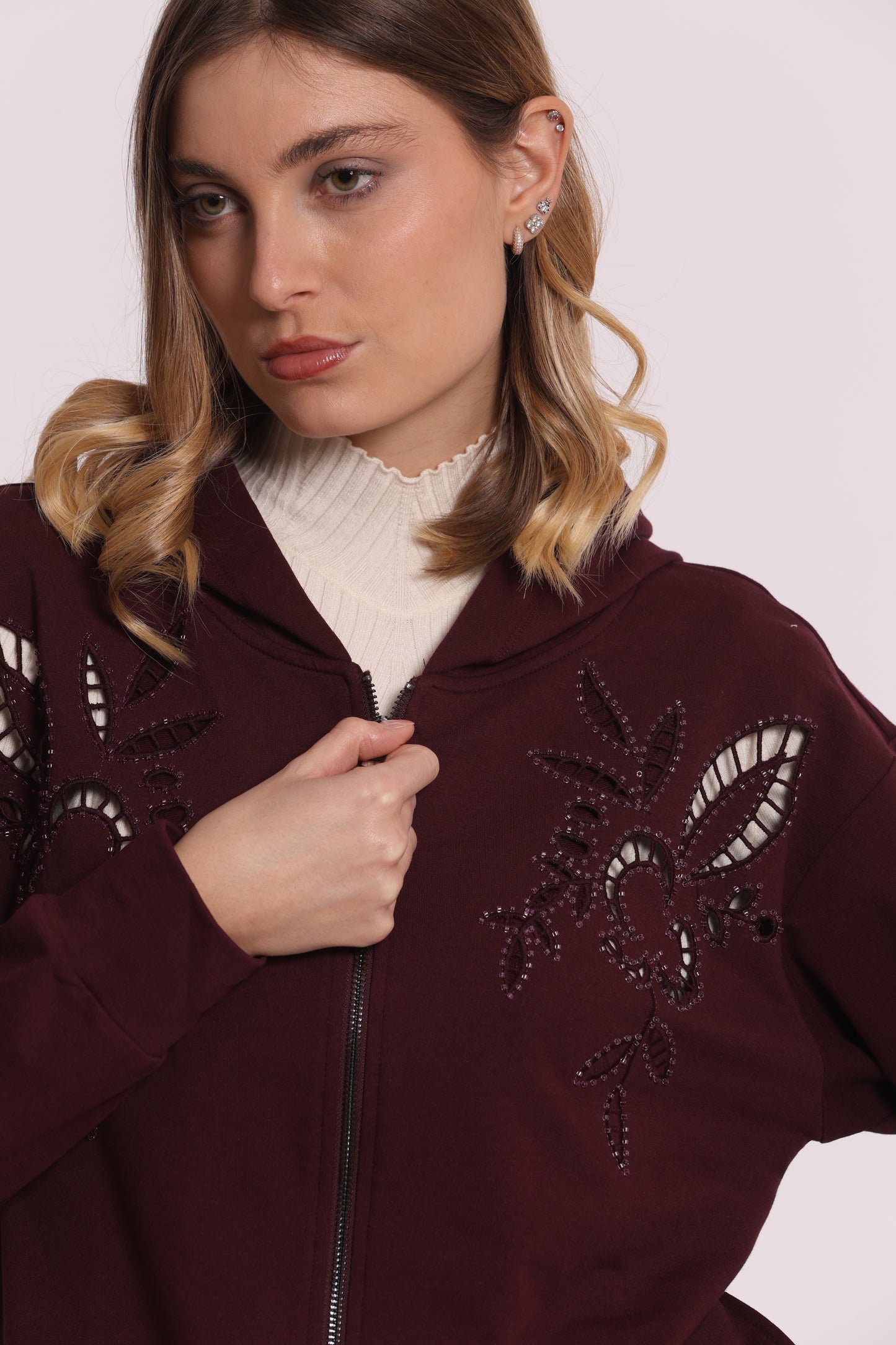 FELPA CON ZIP DETTAGLI TRAFORATI E STRASS