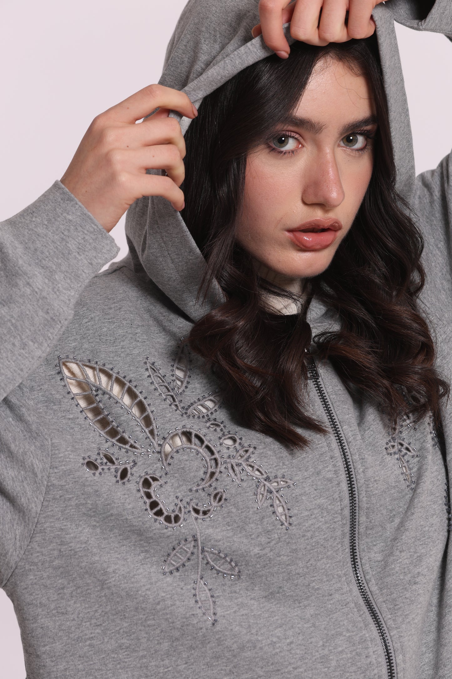 FELPA CON ZIP DETTAGLI TRAFORATI E STRASS