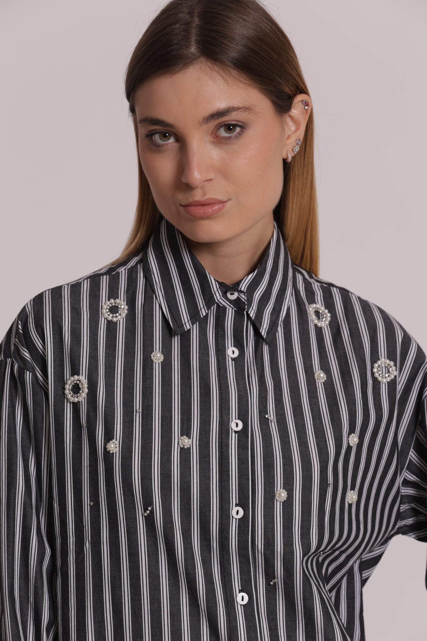 CAMICIA A RIGHE CON APPLICAZIONI FRONTALI