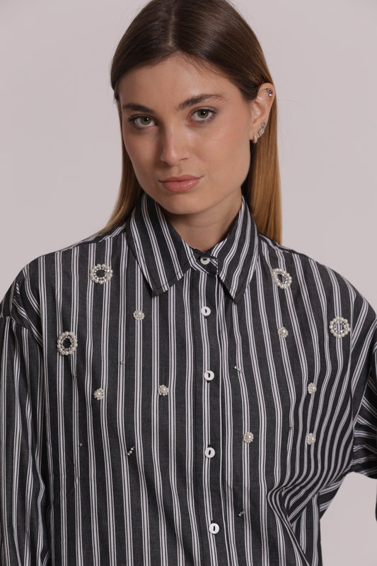 CAMICIA A RIGHE CON APPLICAZIONI FRONTALI