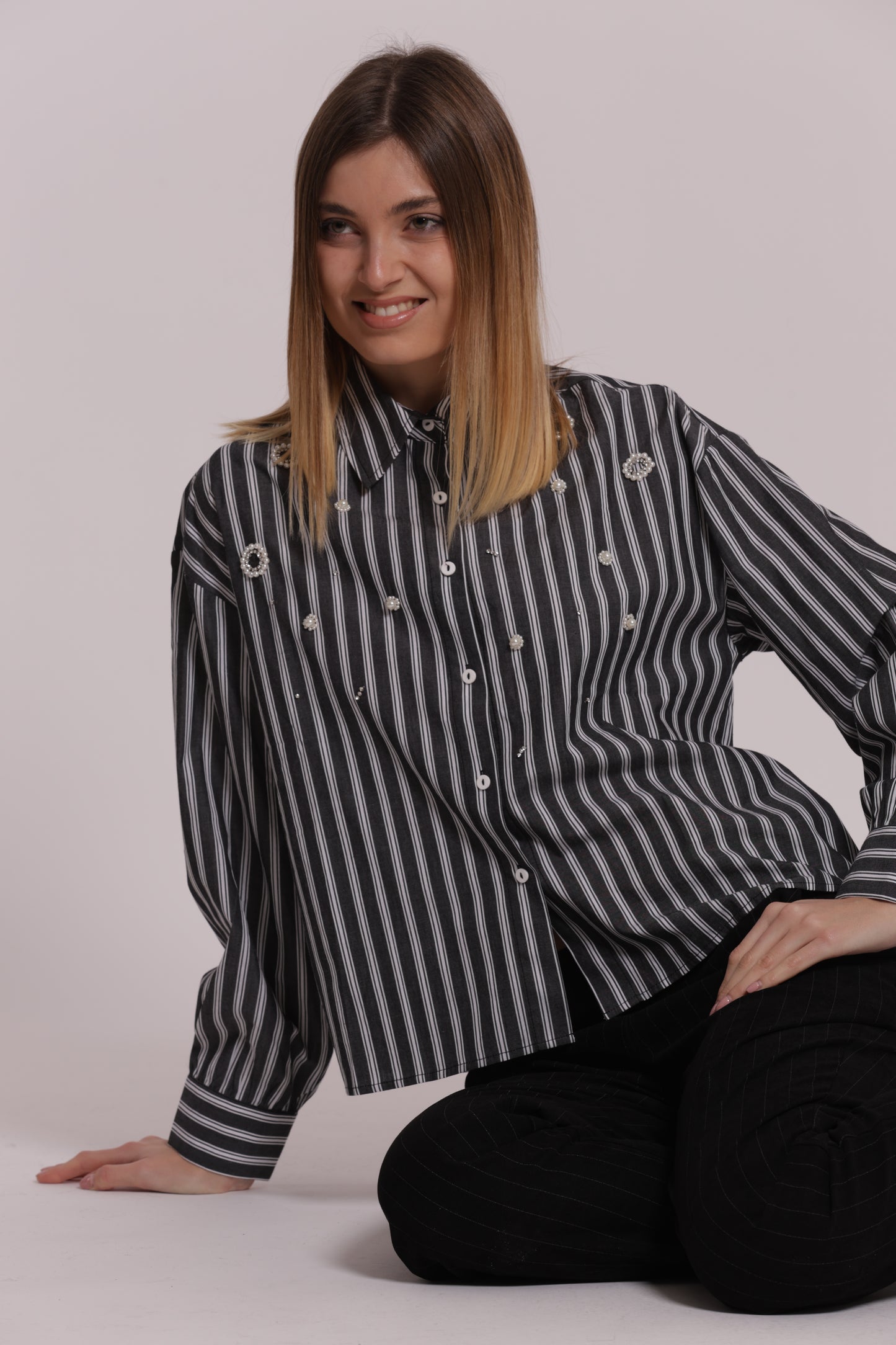 CAMICIA A RIGHE CON APPLICAZIONI FRONTALI