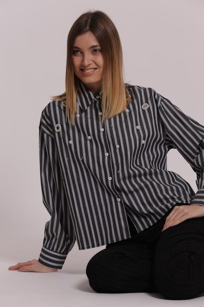 CAMICIA A RIGHE CON APPLICAZIONI FRONTALI