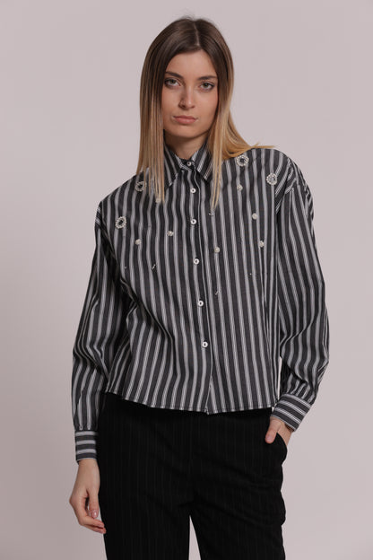 CAMICIA A RIGHE CON APPLICAZIONI FRONTALI
