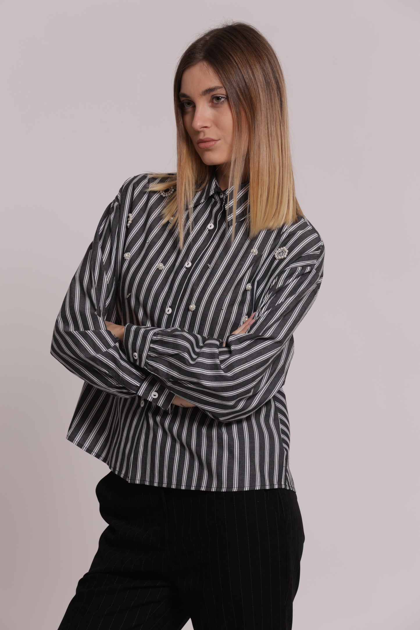 CAMICIA A RIGHE CON APPLICAZIONI FRONTALI