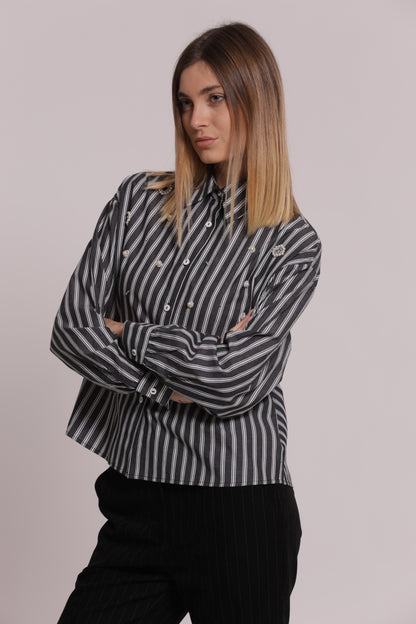 CAMICIA A RIGHE CON APPLICAZIONI FRONTALI