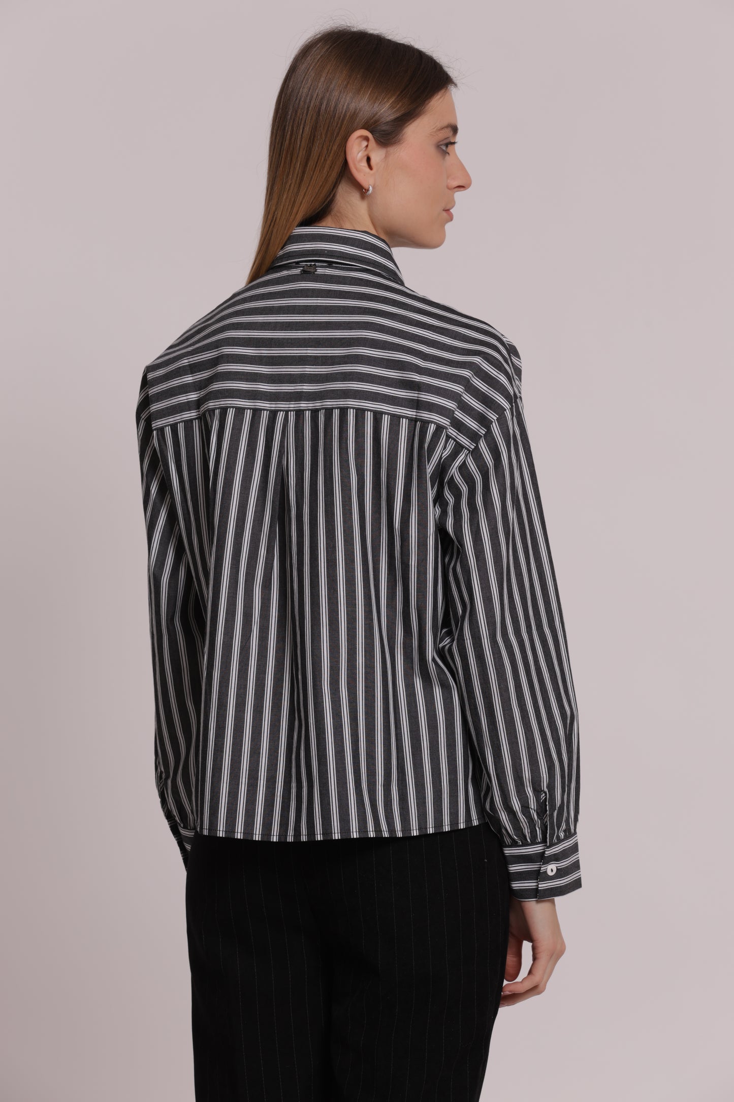 CAMICIA A RIGHE CON APPLICAZIONI FRONTALI