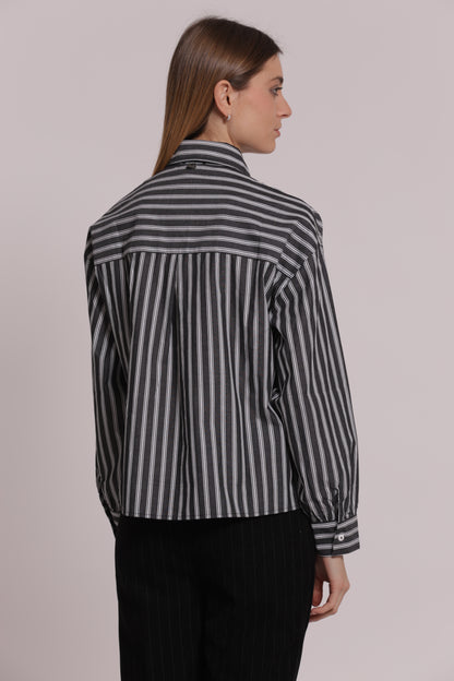 CAMICIA A RIGHE CON APPLICAZIONI FRONTALI