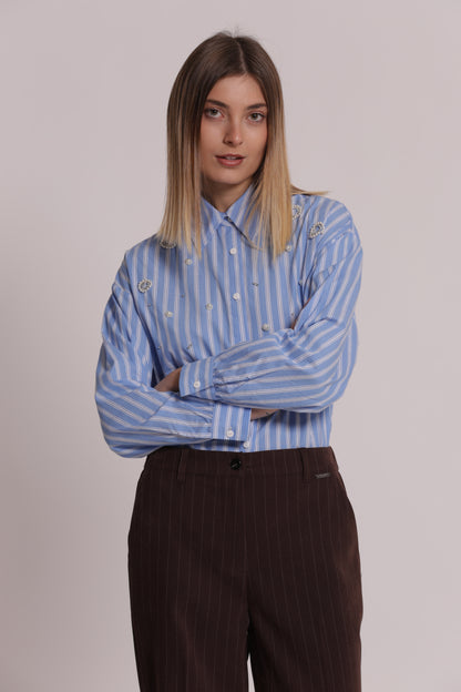 CAMICIA A RIGHE CON APPLICAZIONI FRONTALI