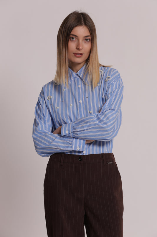 CAMICIA A RIGHE CON APPLICAZIONI FRONTALI