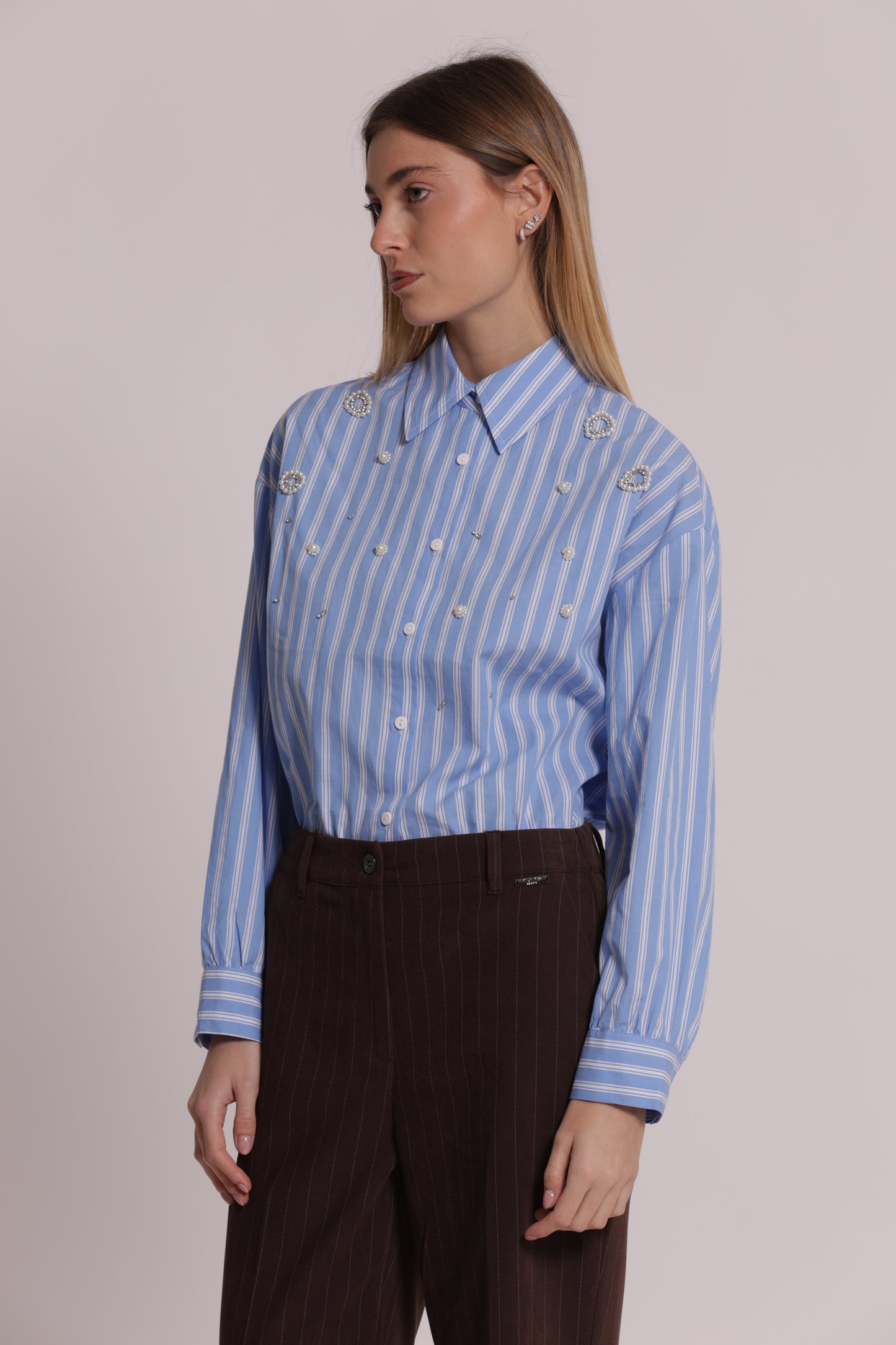 CAMICIA A RIGHE CON APPLICAZIONI FRONTALI
