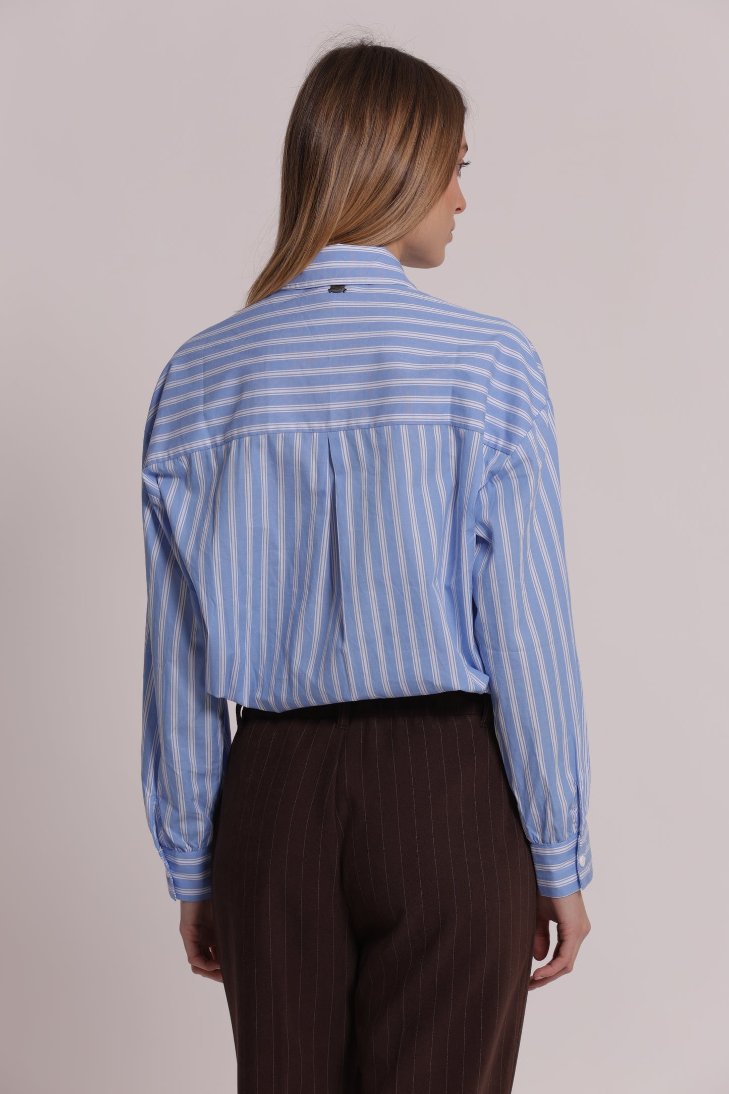 CAMICIA A RIGHE CON APPLICAZIONI FRONTALI