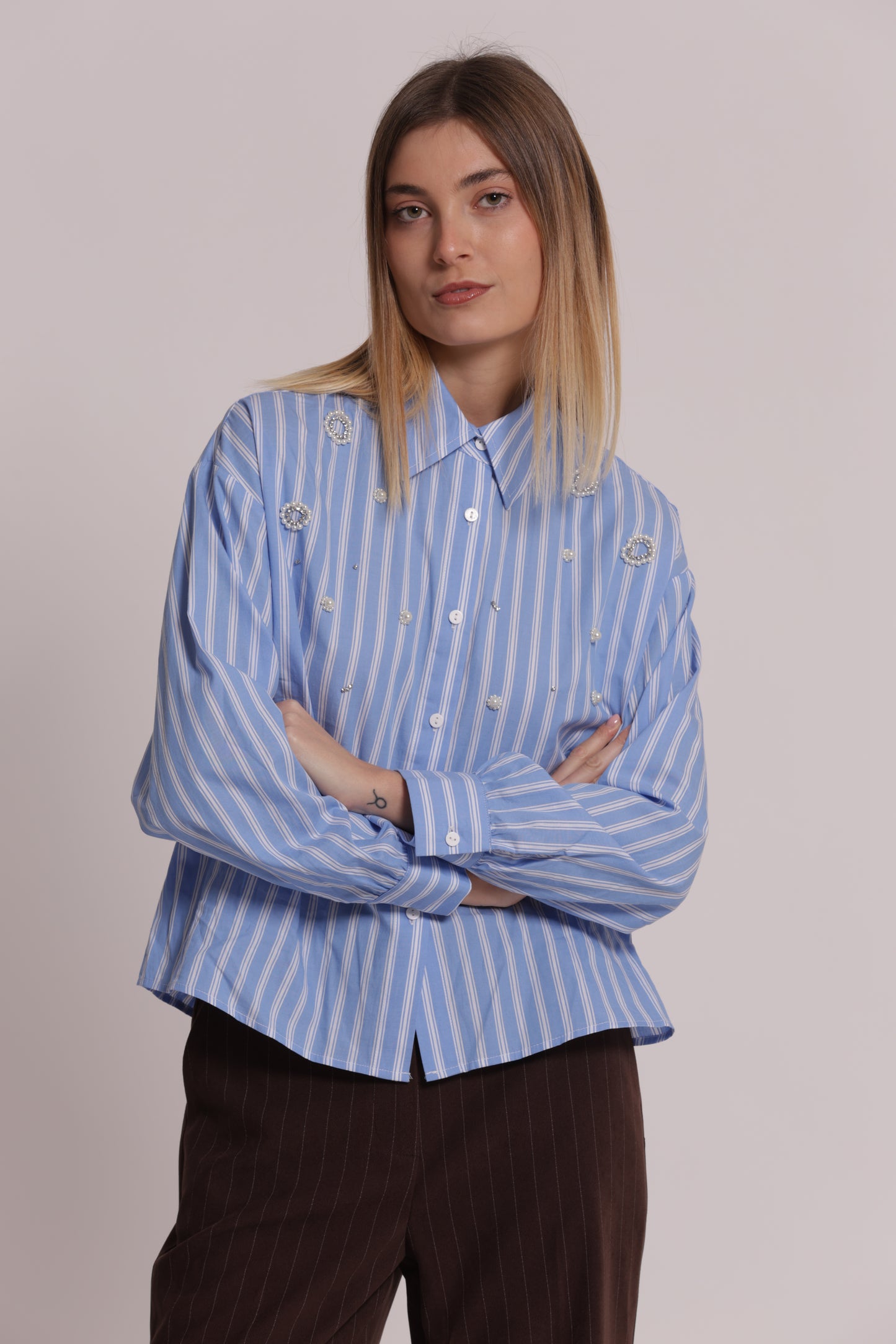 CAMICIA A RIGHE CON APPLICAZIONI FRONTALI