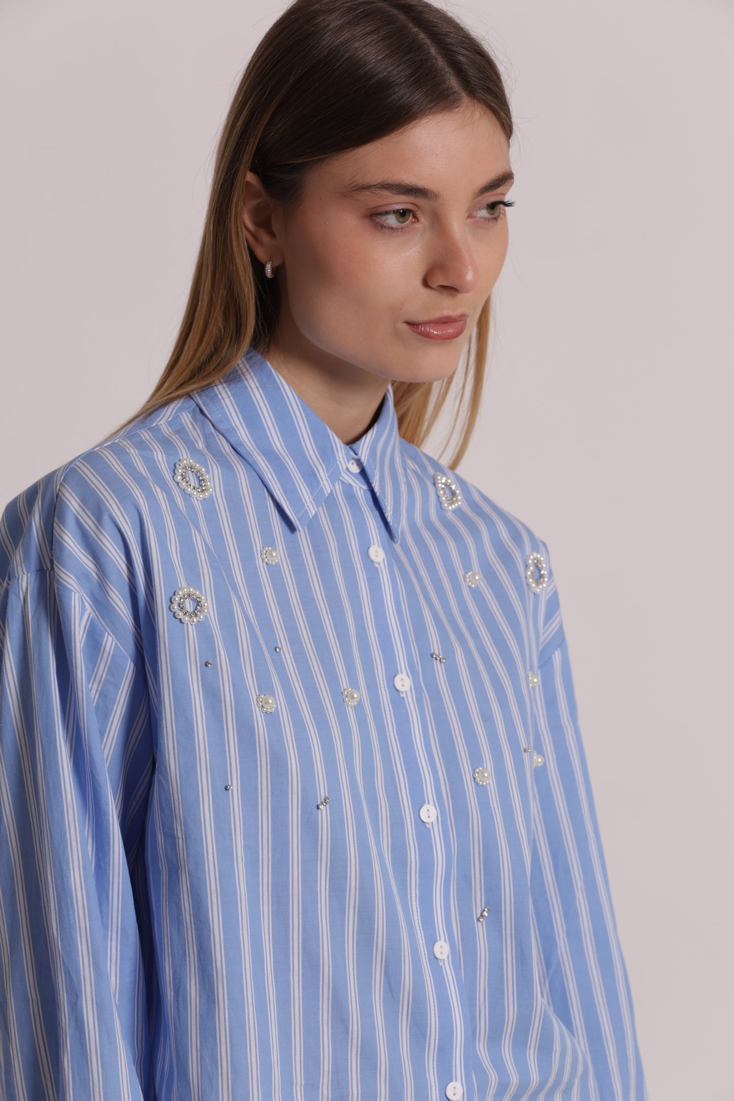 CAMICIA A RIGHE CON APPLICAZIONI FRONTALI
