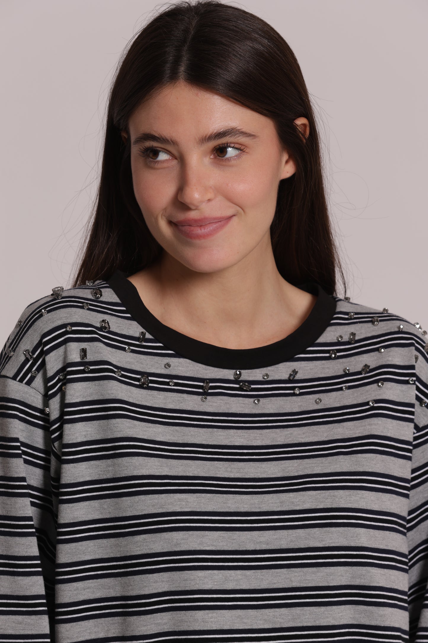 T-SHIRT MANICHE LUNGHE A RIGHE CON APPLICAZIONI